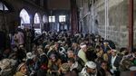 Hangatnya Ramadan di Sanaa, Relawan Bagikan Ratusan Porsi Iftar untuk Warga