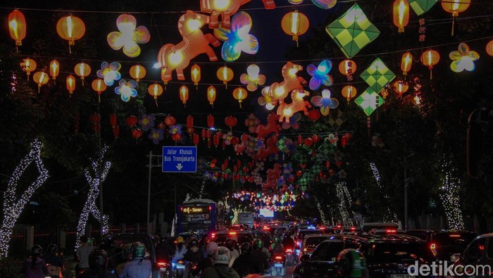 Dekorasi Imlek dan Ramadhan mewarnai kawasan Lapangan Banteng, Jakarta Pusat, dengan perpaduan lampion merah dan ornamen bercorak Islami di berbagai sudut jalan.