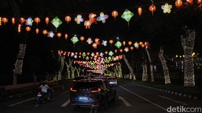 Harmoni Dekorasi Imlek-Ramadan Warnai Kawasan Lapangan Banteng