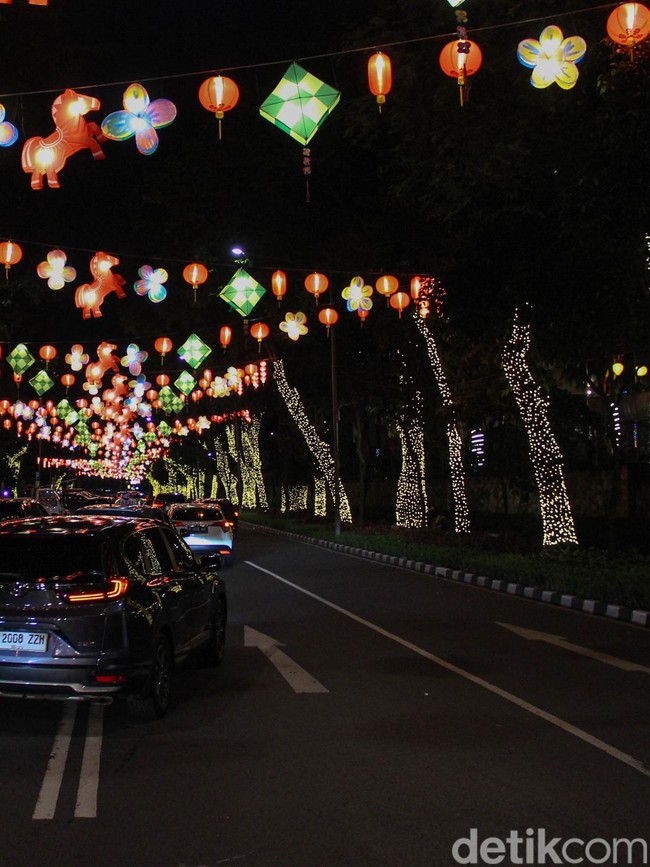 Harmoni Dekorasi Imlek-Ramadan Warnai Kawasan Lapangan Banteng