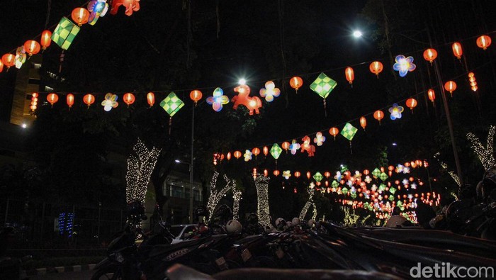 Dekorasi Imlek dan Ramadhan mewarnai kawasan Lapangan Banteng, Jakarta Pusat, dengan perpaduan lampion merah dan ornamen bercorak Islami di berbagai sudut jalan.
