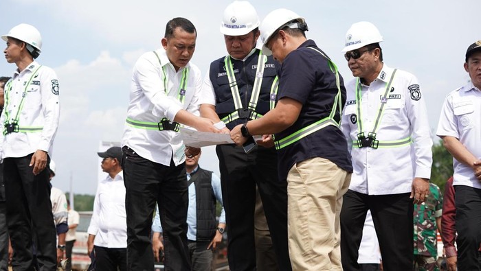 Herman Deru saat peletakan batu pertama pembangunan jalan khusus angkutan batu bara dan overpass PT Musi Mitra Jaya di Desa Kaliberau, Kecamatan Bayung Lencir, Musi Banyuasin