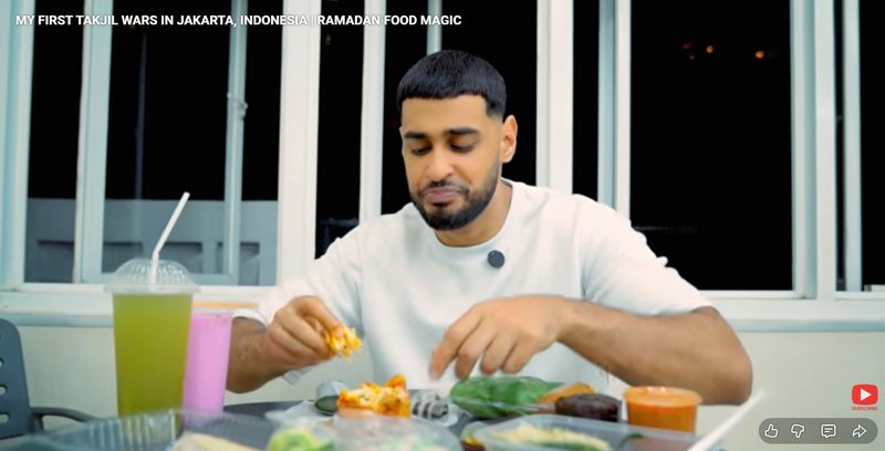 Ikutan War Takjil di Benhil, Bule Inggris Ini Puas Jajan Pecel hingga Serabi Ikutan War Takjil di Benhil, Bule Inggris Ini Puas Jajan Pecel hingga Serabi