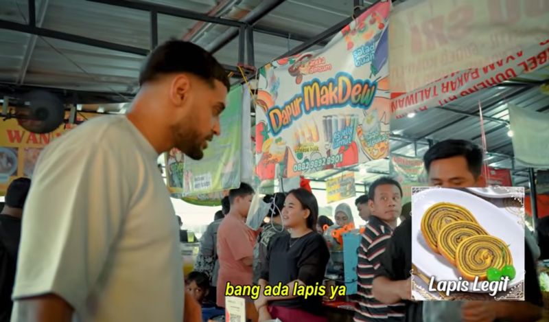 Ikutan War Takjil di Benhil, Bule Inggris Ini Puas Jajan Pecel hingga Serabi Ikutan War Takjil di Benhil, Bule Inggris Ini Puas Jajan Pecel hingga Serabi