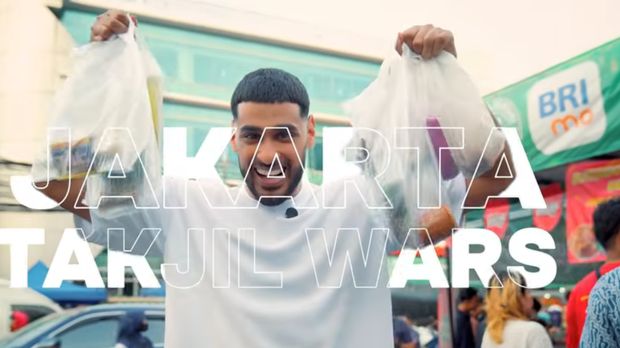 Ikutan War Takjil di Benhil, Bule Inggris Ini Puas Jajan Pecel hingga Serabi Ikutan War Takjil di Benhil, Bule Inggris Ini Puas Jajan Pecel hingga Serabi