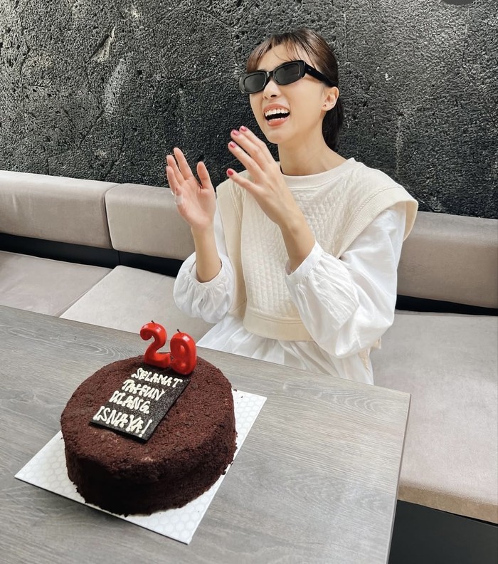 Isyana Sarasvati Asyik Nongkrong di Kafe Barbie hingga Kulineran di Luar Negeri