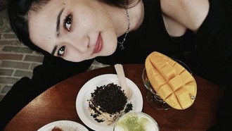 Isyana Sarasvati Asyik Nongkrong di Kafe Barbie hingga Kulineran di Luar Negeri
