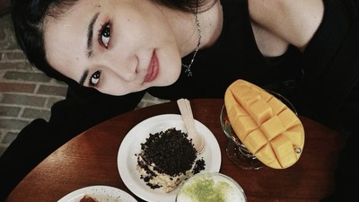 Isyana Sarasvati Asyik Nongkrong di Kafe Barbie hingga Kulineran di Luar Negeri