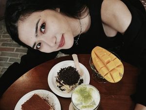Isyana Sarasvati Asyik Nongkrong di Kafe Barbie hingga Kulineran di Luar Negeri