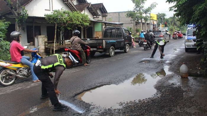 Jalan berlubang di Trenggalek