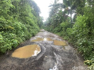 Duh, Jalur Alternatif Wisatawan Menuju Kuta Mandalika Rusak Parah