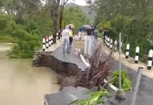 Jalan penghubung desa di Kecamatan Gerung, Lombok Barat amblas diterjang arus sungai akibat hujan deras, Kamis (26/2/2026). (Istimewa)