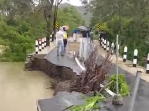 Baru Diperbaiki, Jalan Penghubung di Gerung Lombok Barat Amblas