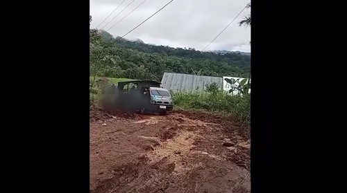 Tangkapan layar jalan rusak di Manggarai Timur yang dilewati pikap pembawa pasien ke puskesmas.