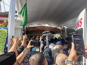 Jenazah Alex Noerdin Tiba di Rumah Duka Palembang, Disambut Ribuan Pelayat