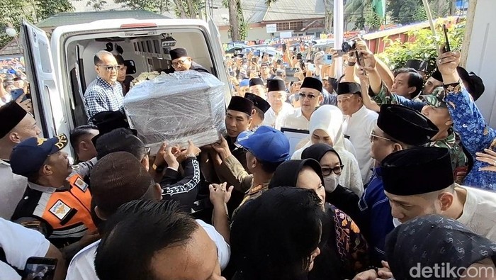 Jenazah mantan Gubernur Sumatera Selatan Alex Noerdin saat tiba di rumah duka Palembang
