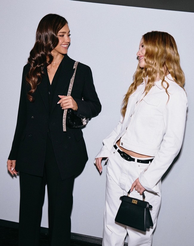 Jessica Alba membawa putri remajanya, Haven Warren, ke Milan Fashion Week. Ibu dan anak keduanya tersebut tampilan yang serasi dengan nuansa monokrom. Foto: Instagram @jessicaalba