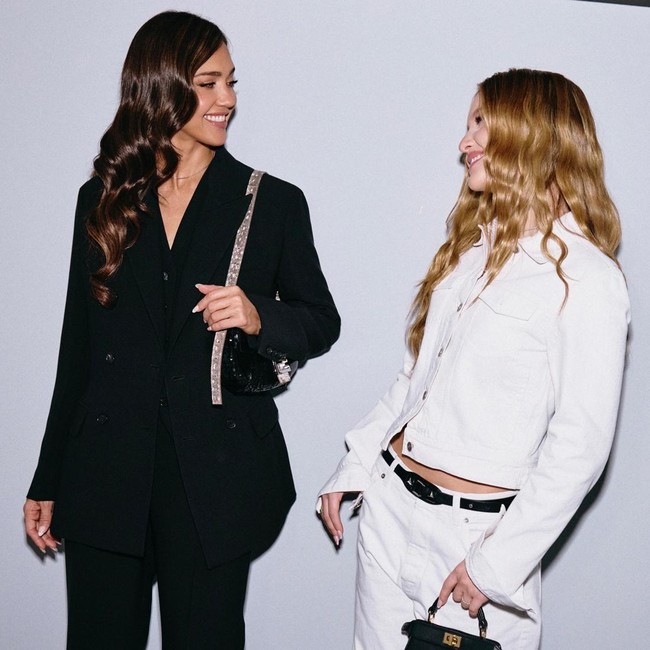 Momen Langka Jessica Alba dan Putri Cantiknya Hadir di Milan Fashion Week