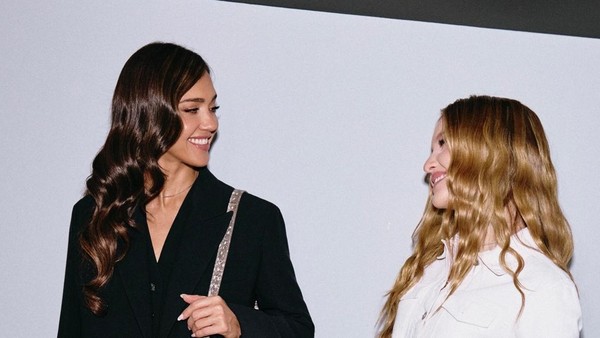 Momen Langka Jessica Alba dan Putri Cantiknya Hadir di Milan Fashion Week