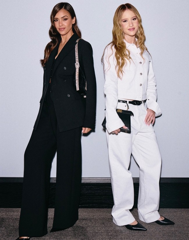 Keduanya juga kompak memilih gaya rambut tergerai ikal dan makeup flawless dengan aksentuasi pulasan lipstik pink. Begitu juga dengan sepatu heels runcing. Foto: Instagram @jessicaalba