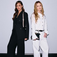 Keduanya juga kompak memilih gaya rambut tergerai ikal dan makeup flawless dengan aksentuasi pulasan lipstik pink. Begitu juga dengan sepatu heels runcing. Foto: Instagram @jessicaalba