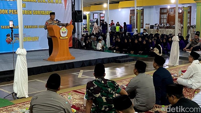 Kapolda Jabar Irjen Pol Rudi Setiawan melakukan ramah tamah dengan warga Ponpes Suryalaya.