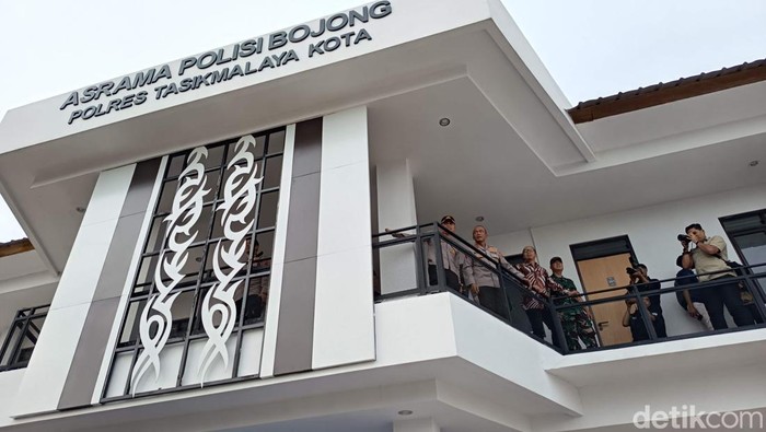 Kapolda Jawa Barat, Irjen Pol. Rudi Setiawan saat meresmikan rumah susun di asrama polisi Polres Tasikmalaya Kota