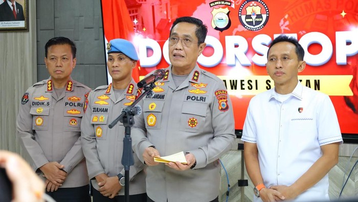 Kapolda Sulsel Irjen Djuhandani Raharjo Puro saat konferensi pers.