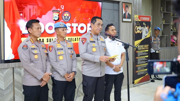 Kapolda Sulsel Irjen Djuhandani Raharjo Puro saat konferensi pers soal kasus penganiayaan Bripda Dirja.