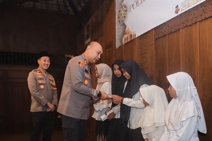 Kapolres Blitar AKBP Rivanda bersama anak yatim piatu saat berbuka bersama