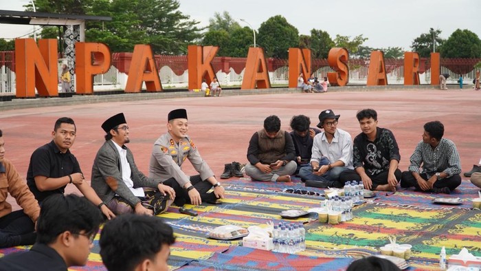 Kapolres Bogor bagi takjil dan buka bersama masyarakat