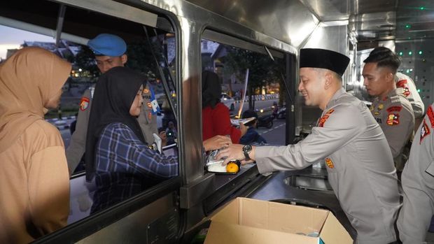 Kapolres Bogor bagi takjil dan buka bersama masyarakat