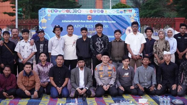 Kapolres Bogor bagi takjil dan buka bersama masyarakat