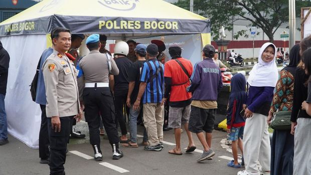 Kapolres Bogor bagi takjil dan buka bersama masyarakat