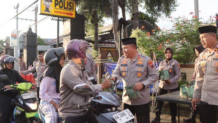 Kapolres Purworejo, AKBP Windy Syafutra, saat berbagi takjil dan buka puasa bersama anak yatim, wartawan, dan pegiat media sosial di Mapolres Purworejo.