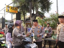 Kapolres Purworejo Bagi Takjil Bareng Anak Yatim-Pegiat Medsos