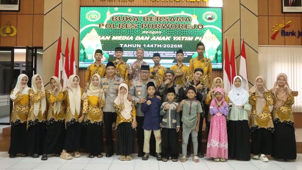 Kapolres Purworejo bagi takjil Kapolres Purworejo, AKBP Windy Syafutra, saat berbagi takjil dan buka puasa bersama anak yatim, wartawan, dan pegiat media sosial di Mapolres Purworejo.