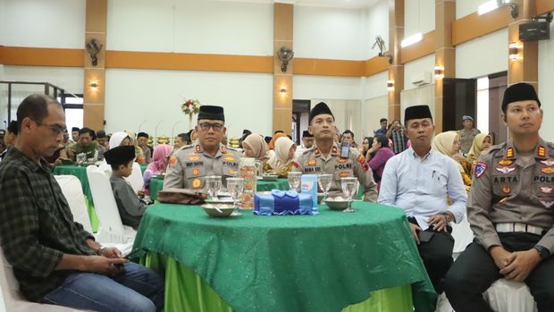 Kapolres Purworejo bagi takjil Kapolres Purworejo, AKBP Windy Syafutra, saat berbagi takjil dan buka puasa bersama anak yatim, wartawan, dan pegiat media sosial di Mapolres Purworejo.