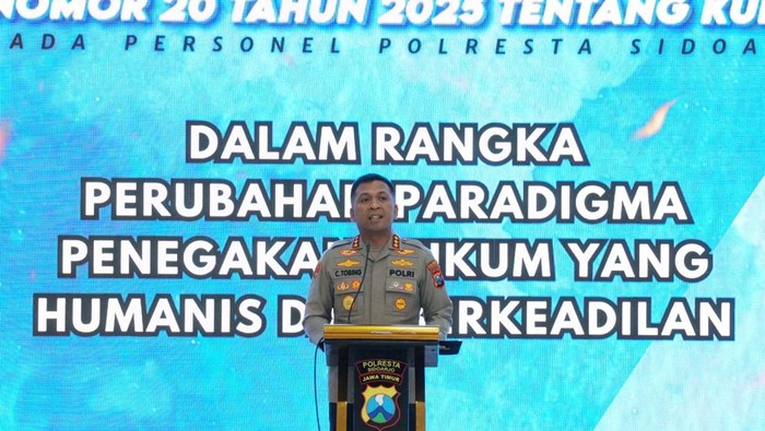 Kapolresta Sidoarjo Kombes Christian Tobing saat menyosialisasikan KUHP dan KUHAP yang baru.