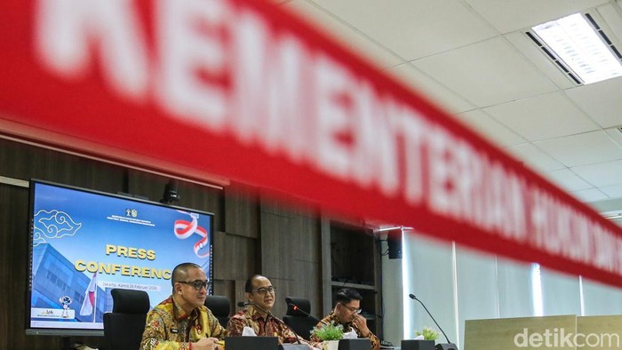 Direktur Jenderal Administrasi Hukum Umum Kementerian Hukum, Widodo (tengah) menanggapi status kewarganegaraan anak dari penerima LPDP berinisial DS dalam konferensi pers di kantornya, Jakarta, Kamis (26/2/2026). Konten DS yang mengklaim paspor Inggris milik anaknya menjadi polemik.