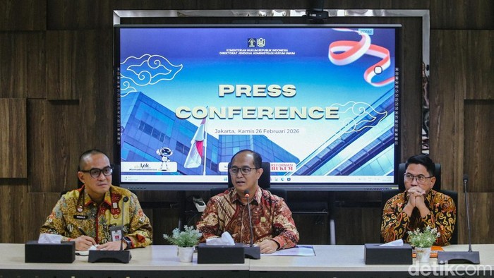 Direktur Jenderal Administrasi Hukum Umum Kementerian Hukum, Widodo (tengah) menanggapi status kewarganegaraan anak dari penerima LPDP berinisial DS dalam konferensi pers di kantornya, Jakarta, Kamis (26/2/2026). Konten DS yang mengklaim paspor Inggris milik anaknya menjadi polemik.