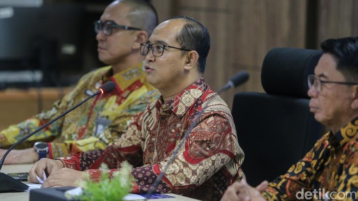 Direktur Jenderal Administrasi Hukum Umum Kementerian Hukum, Widodo (tengah) menanggapi status kewarganegaraan anak dari penerima LPDP berinisial DS dalam konferensi pers di kantornya, Jakarta, Kamis (26/2/2026). Konten DS yang mengklaim paspor Inggris milik anaknya menjadi polemik.