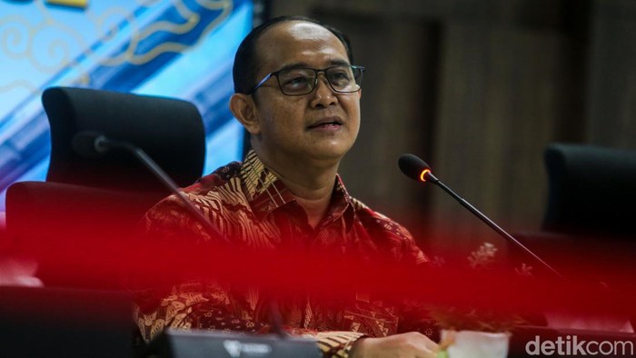 Direktur Jenderal Administrasi Hukum Umum Kementerian Hukum, Widodo (tengah) menanggapi status kewarganegaraan anak dari penerima LPDP berinisial DS dalam konferensi pers di kantornya, Jakarta, Kamis (26/2/2026). Konten DS yang mengklaim paspor Inggr