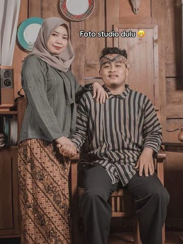 Kisah pasangan beda usia 23 tahun, dulu muridku sekarang suamiku. Kisah pasangan Erlangga (26 tahun) dan Endang (49 tahun), mendadak viral di media sosial. Dulu muridku sekarang suamiku.