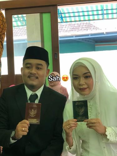 Kisah pasangan beda usia 23 tahun, dulu muridku sekarang suamiku. Kisah pasangan Erlangga (26 tahun) dan Endang (49 tahun), mendadak viral di media sosial. Dulu muridku sekarang suamiku.