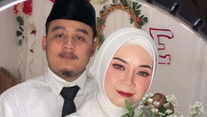 Kisah pasangan Erlangga (26 tahun) dan Endang (49 tahun), mendadak viral di media sosial. Dulu muridku sekarang suamiku.
