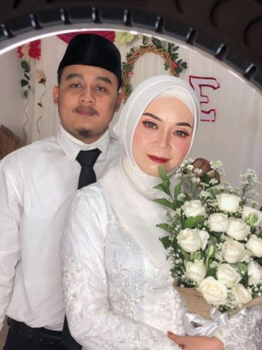 Kisah pasangan beda usia 23 tahun, dulu muridku sekarang suamiku. Kisah pasangan Erlangga (26 tahun) dan Endang (49 tahun), mendadak viral di media sosial. Dulu muridku sekarang suamiku.