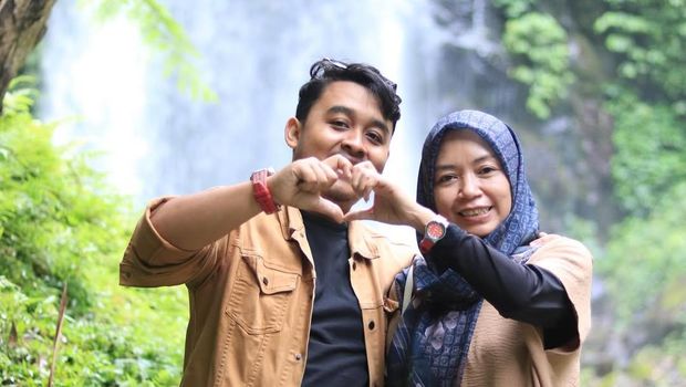 Kisah pasangan beda usia 23 tahun, dulu muridku sekarang suamiku. Kisah pasangan Erlangga (26 tahun) dan Endang (49 tahun), mendadak viral di media sosial. Dulu muridku sekarang suamiku.