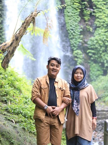 Kisah pasangan beda usia 23 tahun, dulu muridku sekarang suamiku. Kisah pasangan Erlangga (26 tahun) dan Endang (49 tahun), mendadak viral di media sosial. Dulu muridku sekarang suamiku.