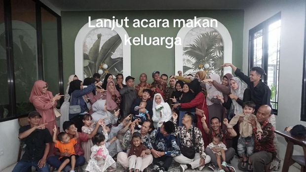 Kisah viral pasangan pilih nikah sederhana di KUA. Tanpa pesta mewah, momen akad tetap sakral, hangat bersama keluarga, hingga bisa santai rebahan setelah sah. Kisah viral pasangan pilih nikah sederhana di KUA. Tanpa pesta mewah, momen akad tetap sakral, hangat bersama keluarga, hingga bisa santai rebahan setelah sah.